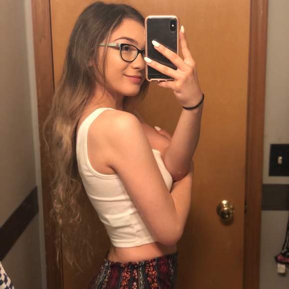 Meet Your Posher, Adelisa - Picture 1 of 1